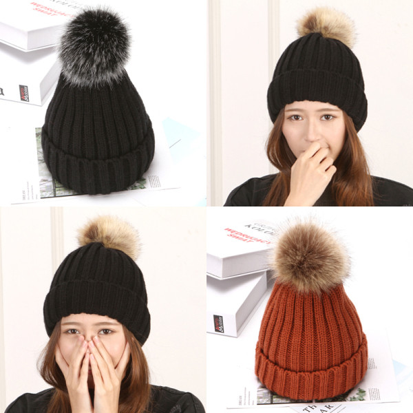 Női téli sapka tollal - kötött