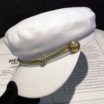 Modern női beret arany gombokkal