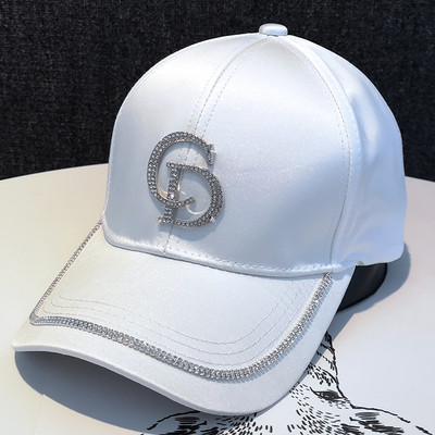 Μοντέρνο καπέλο με γυαλιστερό εφέ και διακοσμιτικές  πέτρες