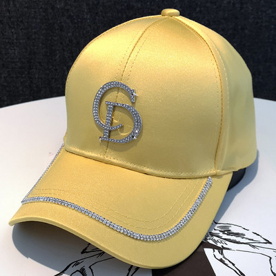 Μοντέρνο καπέλο με γυαλιστερό εφέ και διακοσμιτικές  πέτρες