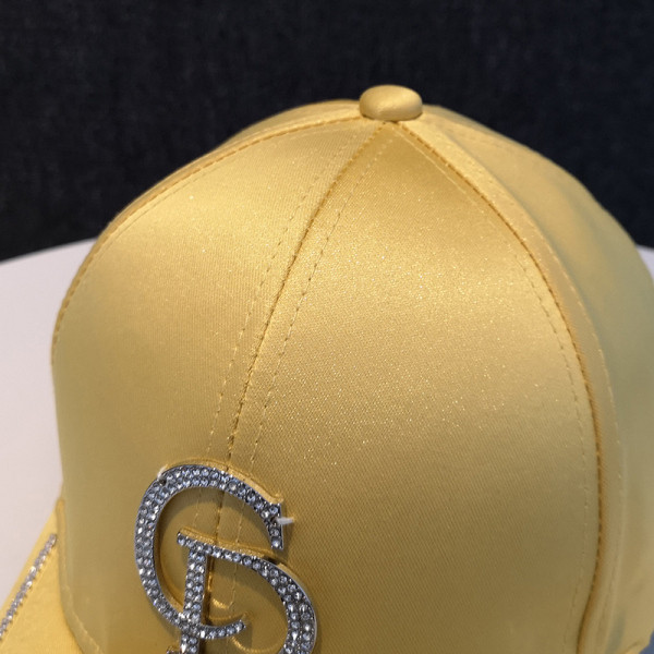 Μοντέρνο καπέλο με γυαλιστερό εφέ και διακοσμιτικές  πέτρες