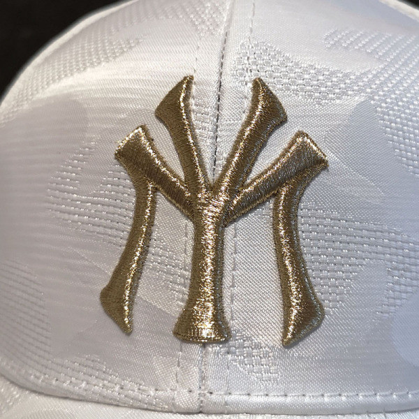 Alkalmi sapka napellenzővel és fényes hatással