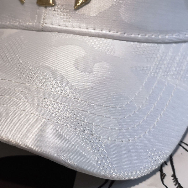 Alkalmi sapka napellenzővel és fényes hatással