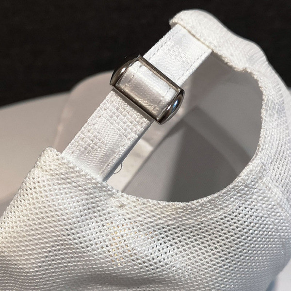 Alkalmi sapka napellenzővel és fényes hatással