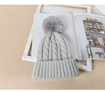 Pletena ženska kapa s paperjem pogodna za zimu