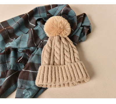 Pletena ženska kapa s paperjem pogodna za zimu