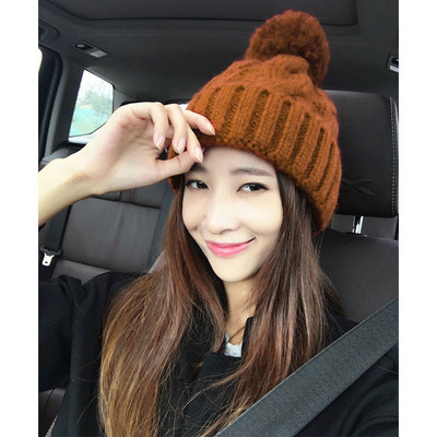 Pletena ženska kapa s paperjem pogodna za zimu