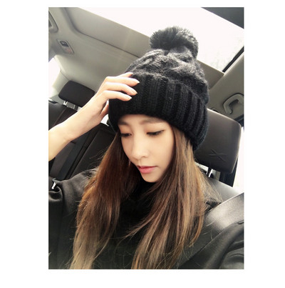 Pletena ženska kapa s paperjem pogodna za zimu