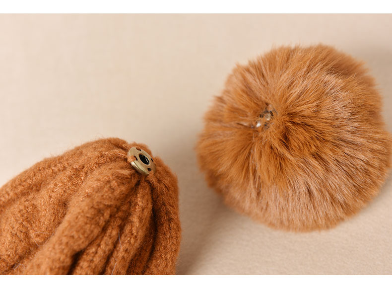 Pletena ženska kapa s paperjem pogodna za zimu