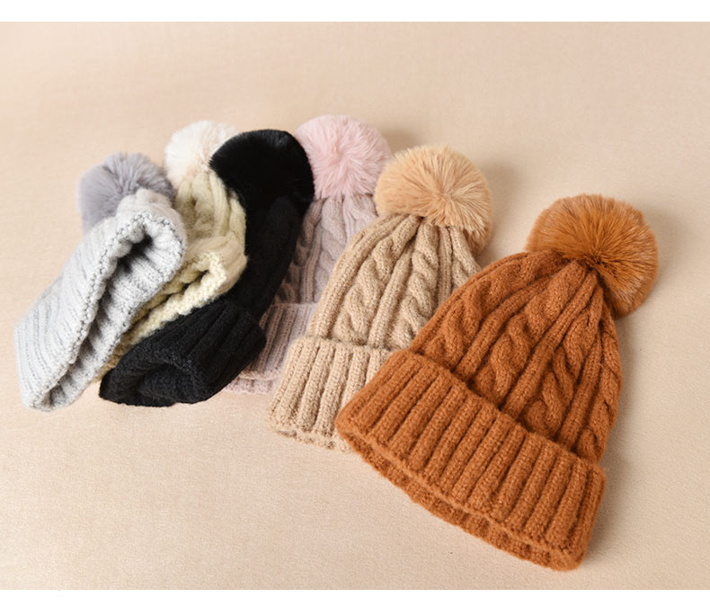 Pletena ženska kapa s paperjem pogodna za zimu