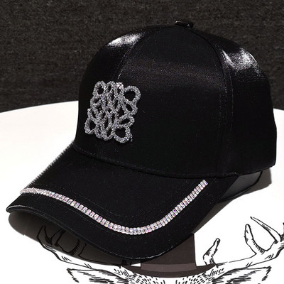 Alkalmi női sapka kövekkel és napellenzővel