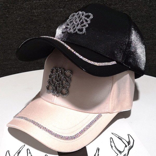 Alkalmi női sapka kövekkel és napellenzővel