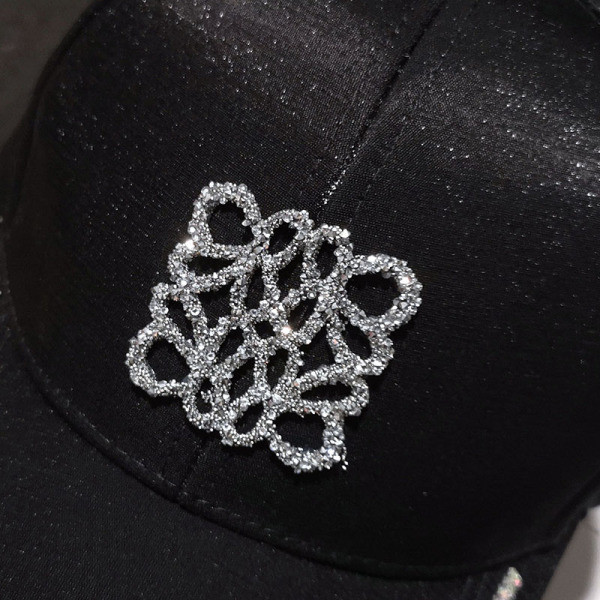 Alkalmi női sapka kövekkel és napellenzővel