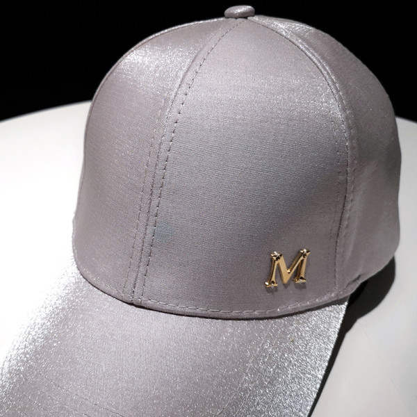 Γυναικείο καπέλο νέο μοντέλο - με γείσο και μεταλλικό στοιχείο