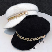 Vunena kapa s metalnim ukrasom