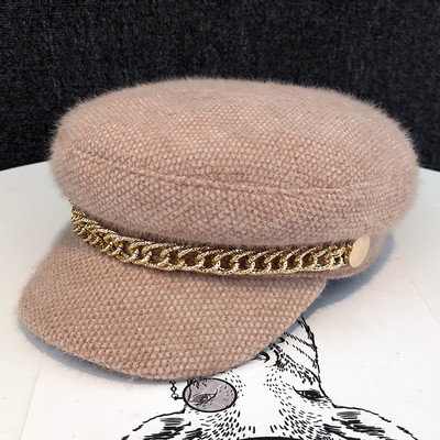 Vunena kapa s metalnim ukrasom