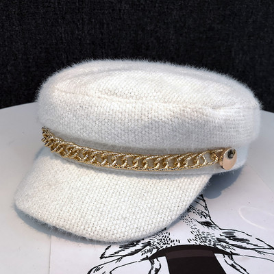 Vunena kapa s metalnim ukrasom