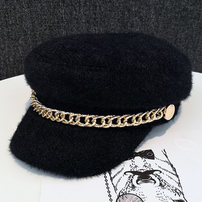 Vunena kapa s metalnim ukrasom