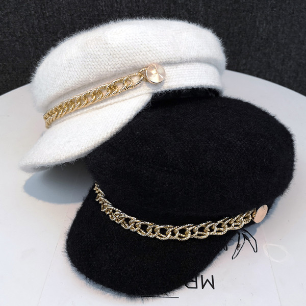 Vunena kapa s metalnim ukrasom