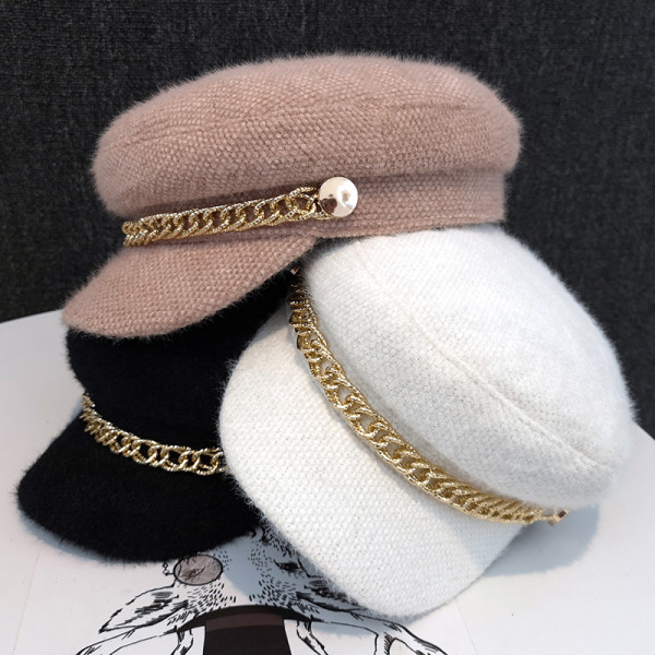 Vunena kapa s metalnim ukrasom