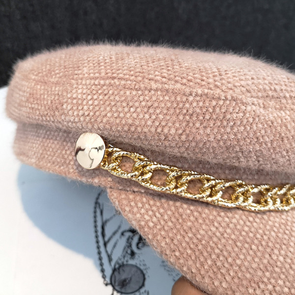 Vunena kapa s metalnim ukrasom