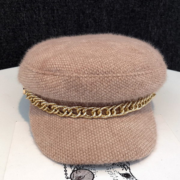 Vunena kapa s metalnim ukrasom