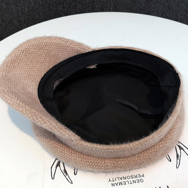 Vunena kapa s metalnim ukrasom