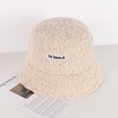 Női gyapjú sapka és embléma