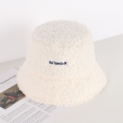 Női gyapjú sapka és embléma