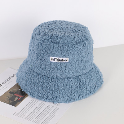 Női gyapjú sapka és embléma