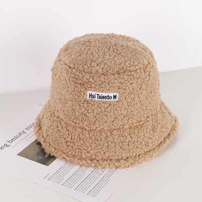 Női gyapjú sapka és embléma