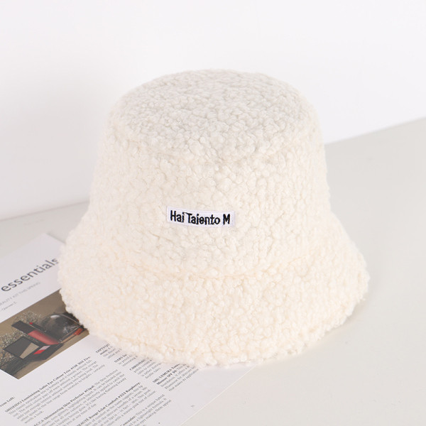 Női gyapjú sapka és embléma