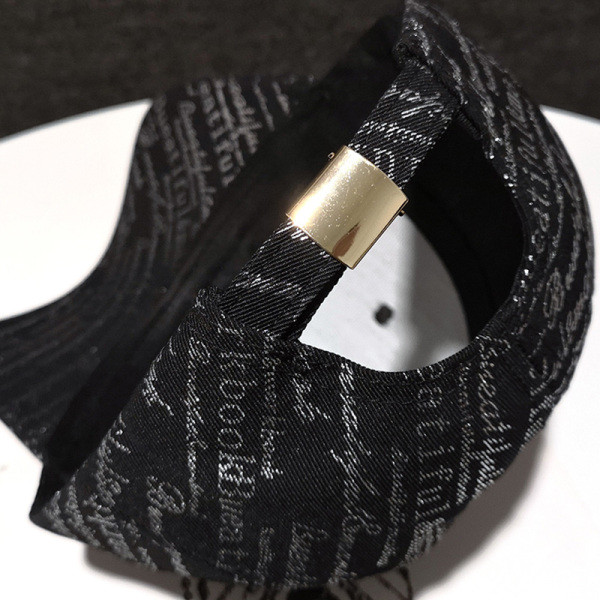 Ženska ležerna kapa sa šilterom i natpisima