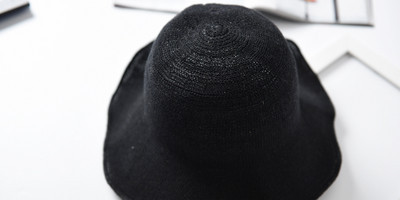 Korszerű női sapka rojtokkal és szalaggal