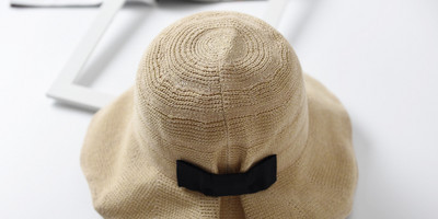 Korszerű női sapka rojtokkal és szalaggal