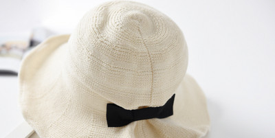 Korszerű női sapka rojtokkal és szalaggal