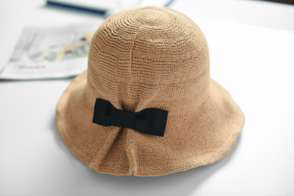 Korszerű női sapka rojtokkal és szalaggal