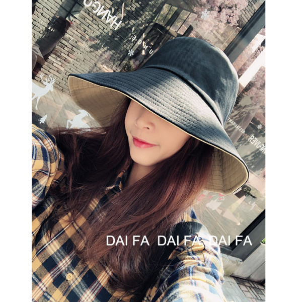 Kétoldalas női sapka rojtokkal