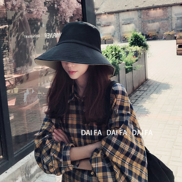 Kétoldalas női sapka rojtokkal