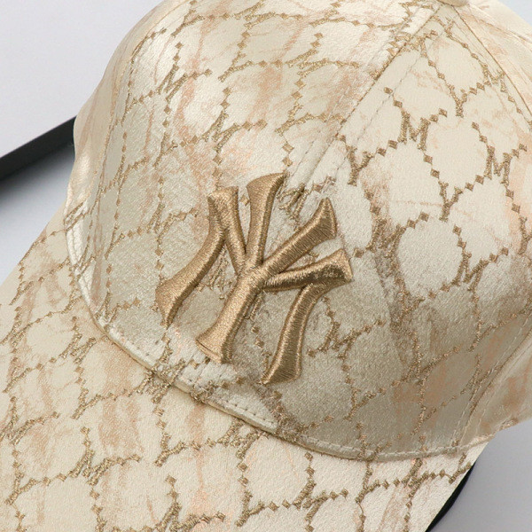 Új modell sapka napellenzővel és fényes hatással