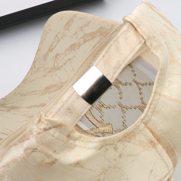 Új modell sapka napellenzővel és fényes hatással