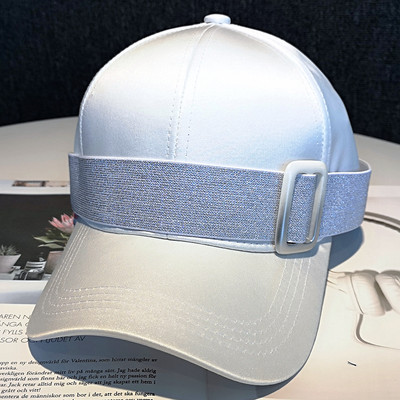 Női sapka napellenzővel és fényes hatással