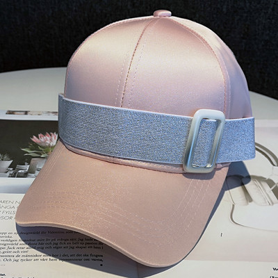 Női sapka napellenzővel és fényes hatással