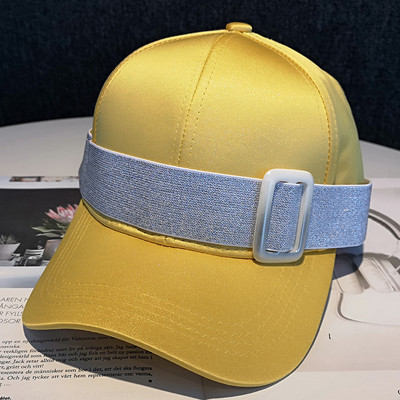 Női sapka napellenzővel és fényes hatással