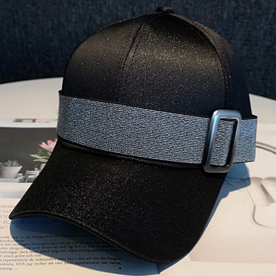 Női sapka napellenzővel és fényes hatással