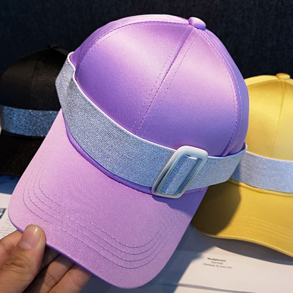 Női sapka napellenzővel és fényes hatással