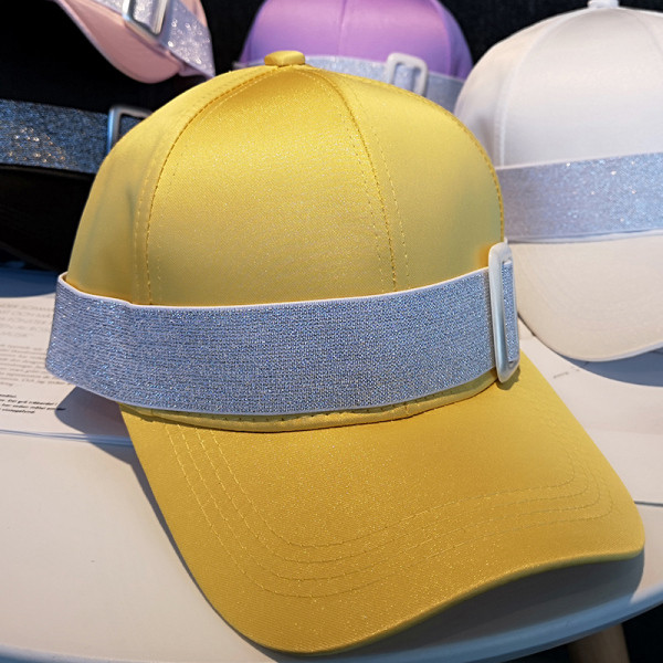 Női sapka napellenzővel és fényes hatással