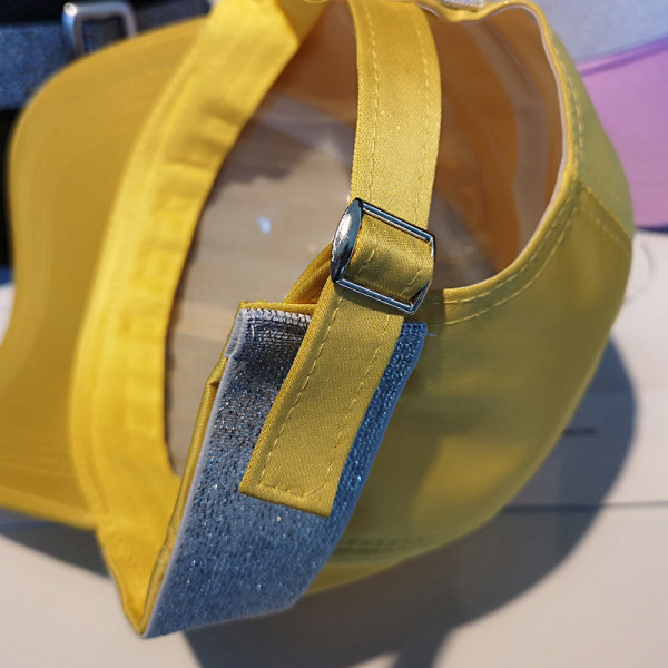 Női sapka napellenzővel és fényes hatással