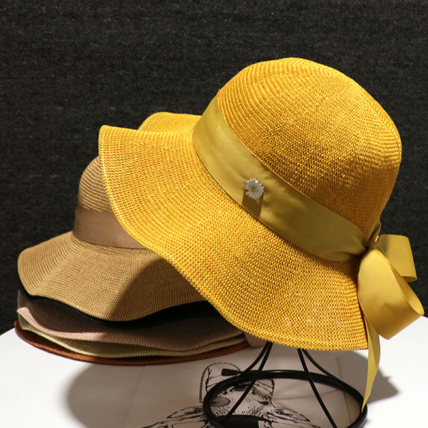 Női szalmakalap szatén szalaggal