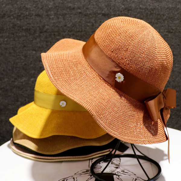 Női szalmakalap szatén szalaggal